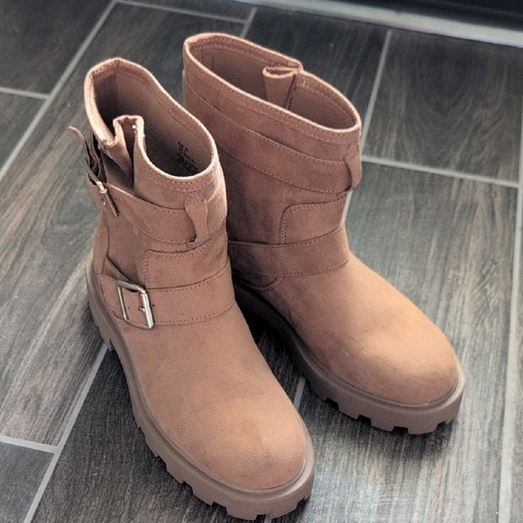 H&M Women's Tan Ankle Boots - Picture 2 of 8